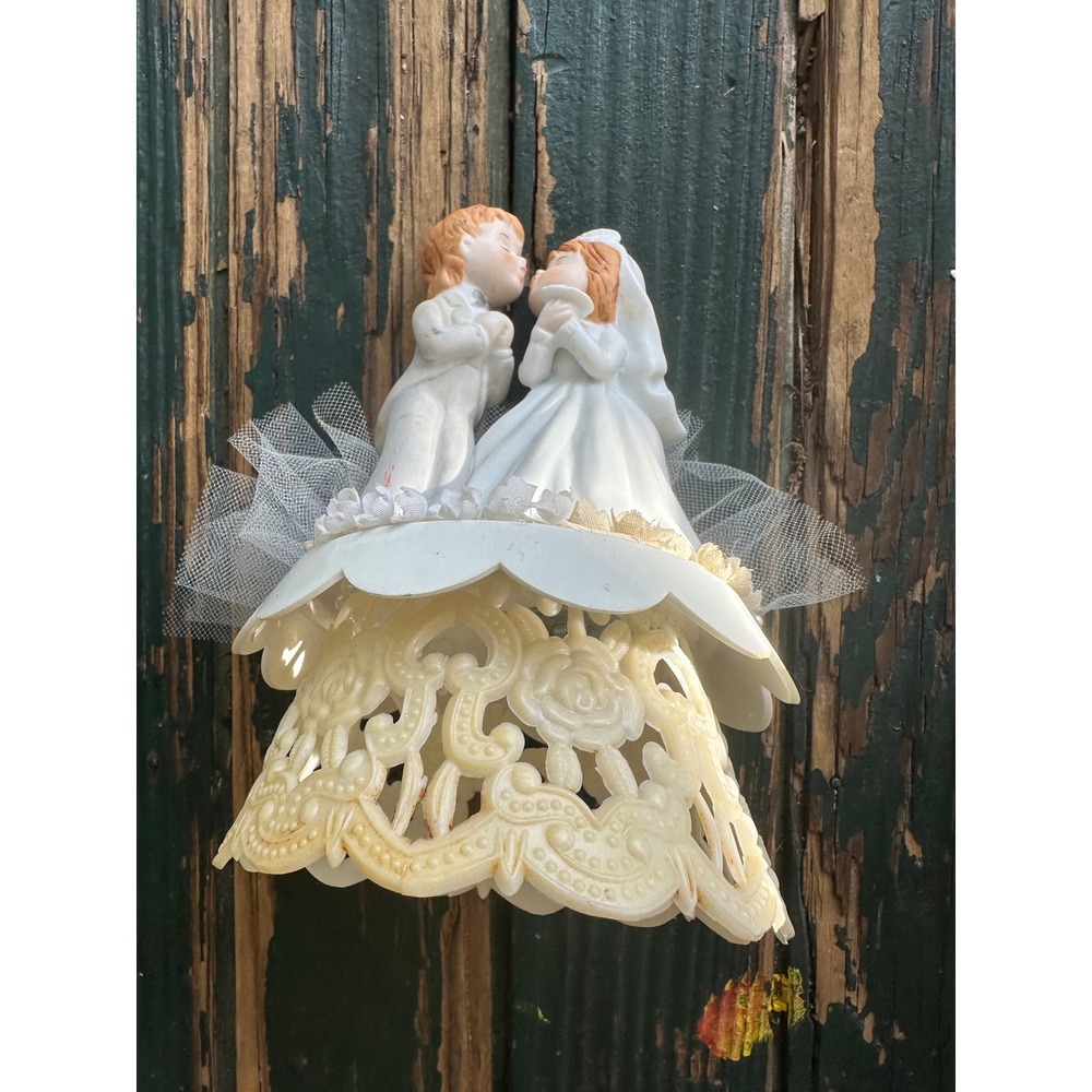 Vintage Wedding Cake Topper Bride and‎ Groom Kissing Figurine Tulle Plastic Base
